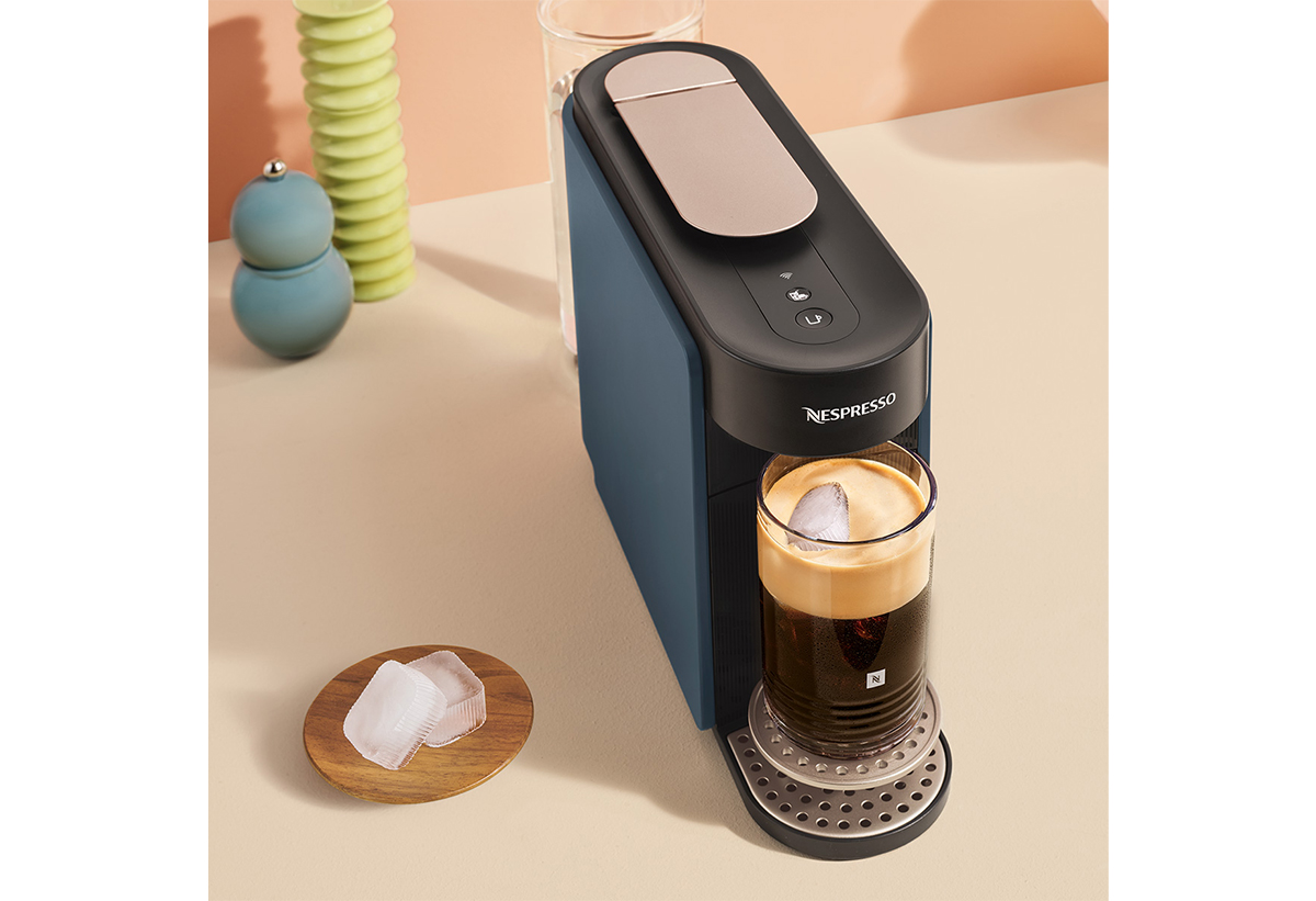 Απεικονίζεται παρασκευή καφέ. Δίπλα  παγάκια.